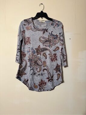 Women’s Paisley Print Scoop Neck Top - Gray